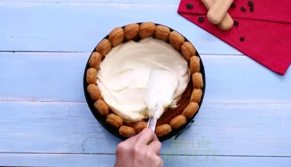 Then pour a layer of cream.