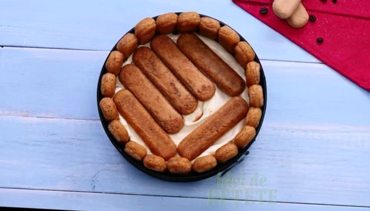 Place a layer of biscuits again.