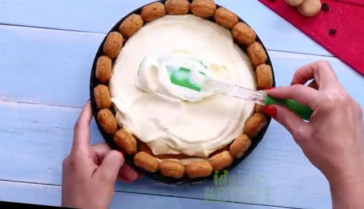 Pour the last layer of cream.