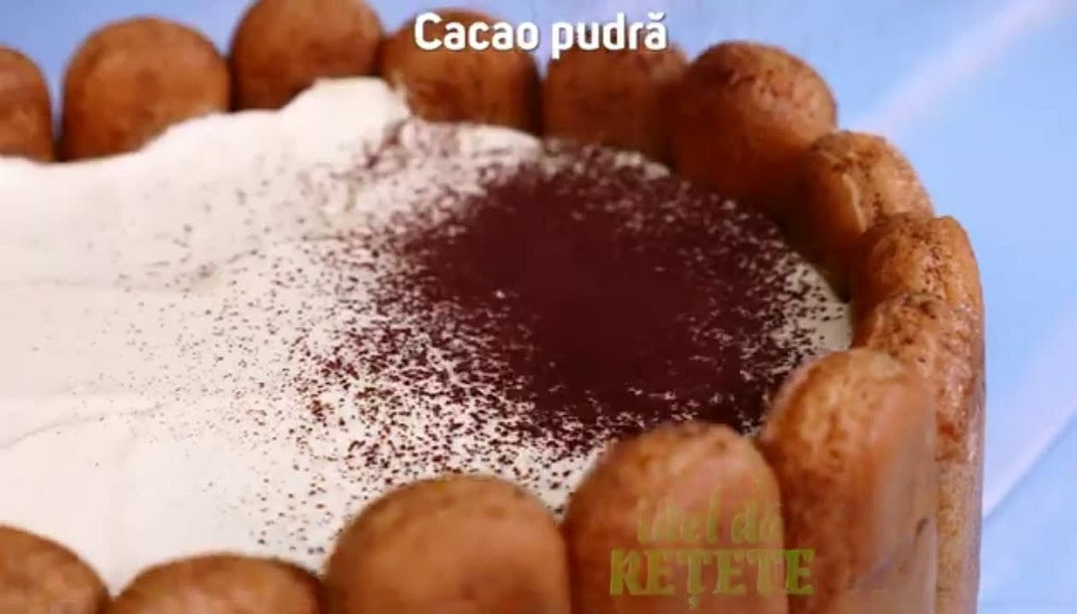 Unfold the stand and then decorate the cake with cocoa powder and berries as desired.