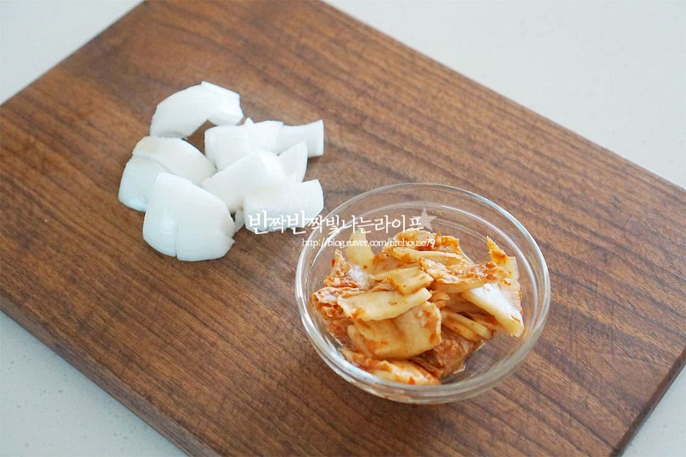 양파는 김치와 같이 한입에 먹기 좋게 썰어줍니다. 잘 익은 김치는 소를 덜어 가위로 잘라주었어요. 고기는 가볍게 데워 준비해요. 저는 토핑을 위에 올려주었는데 같이 섞어 끓여준다면 데우지 않으셔도 됩니다.