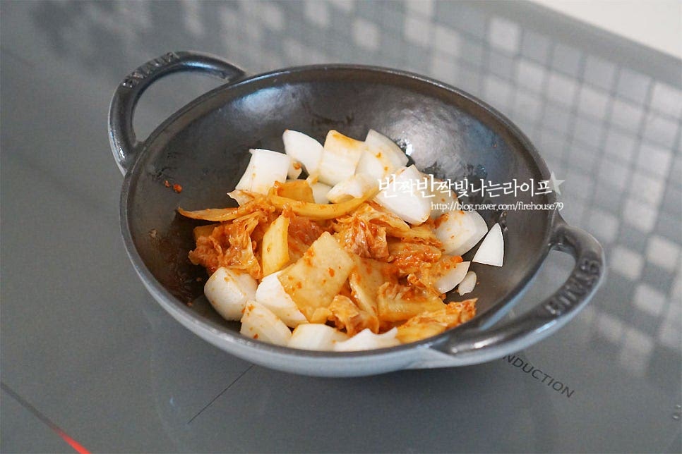 팬에 식용유 약간 두르고 양파를 먼저 볶다가 김치를 넣고 같이 볶아줍니다. 양파가 투명해질 정도로 중불로 볶아줍니다. 옥수수 콘이 있어 같이 넣어주었는데요. 요건 생략 가능합니다~ 물 4 큰 술 넉넉히 넣어 농도를 조절하여 줍니다. 물은 졸여지는 농도에 따라 가감하여 맞추어 주시면 됩니다. 남은 소스도 같이 넣어줍니다. 넉넉하게 6 큰 술 넣어주었는데 간을 보고 양을 맞추어 넣어주세요. 김치의 신맛 정도에 따라 새콤달콤한 양을 가감해 주셔야 어우러지게 맛보실 수 있어요. 재료와 어우러지도록 섞어줍니다. 토핑을 만들어 위에 부어 치즈를 따로 녹여주었는데 원팬 요리와 같이 여기에 바로 탕수육과 치즈를 넣고 익혀주셔도 됩니다,