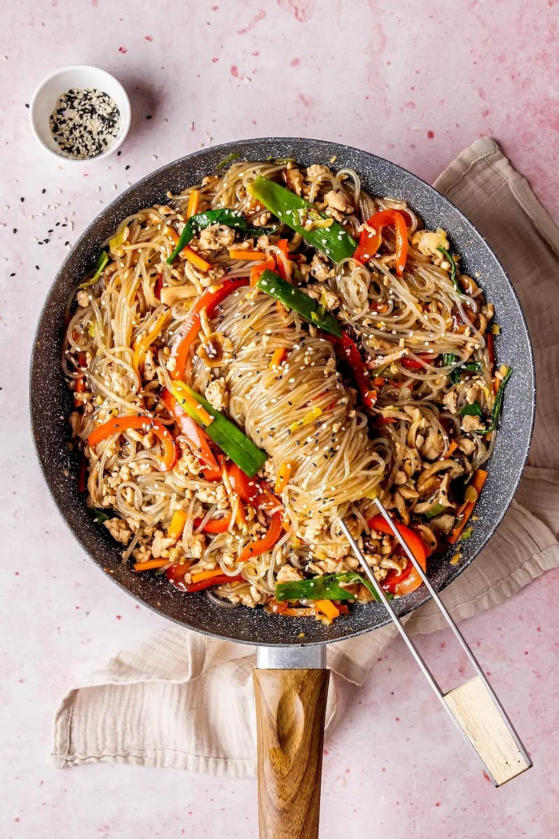 Servieren: In Schalen anrichten und mit Sesamsamen und Frühlingszwiebeln garnieren.