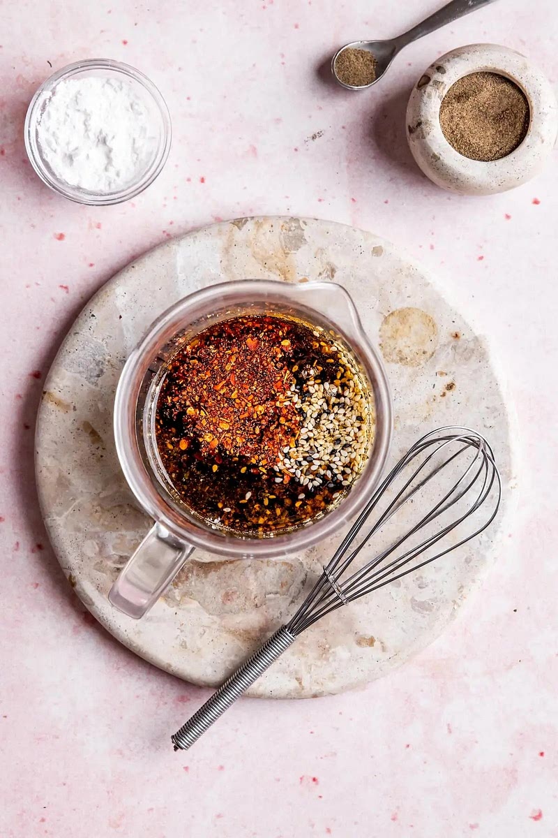 Alle Zutaten für die Sauce in einer kleinen Schüssel vermengen.