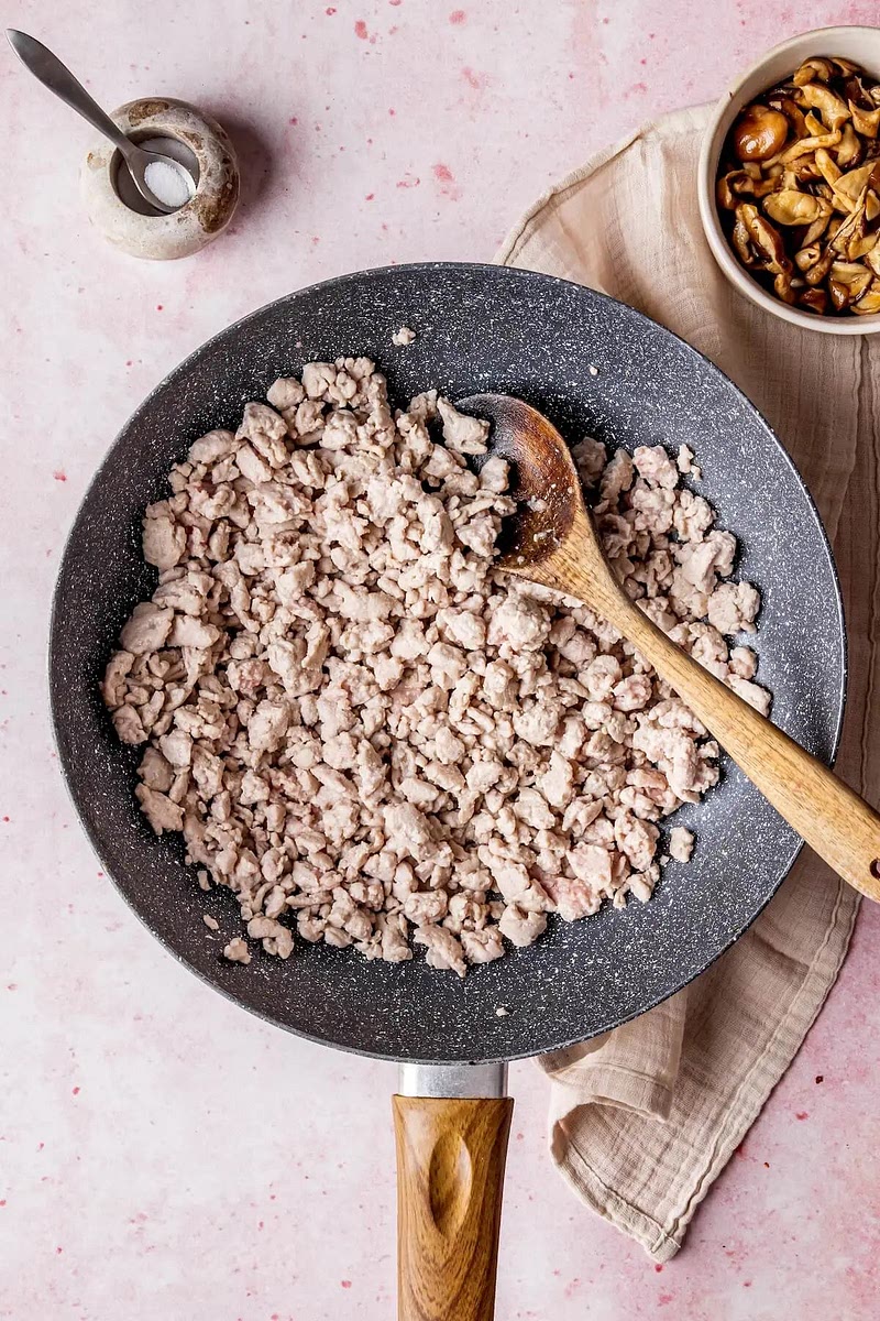 Tofu anbraten: 1 EL Avocadoöl in die Pfanne geben, dann das Hackfleisch hinzufügen und unter Rühren braten, bis es nicht mehr rosa ist. Mit Salz würzen.