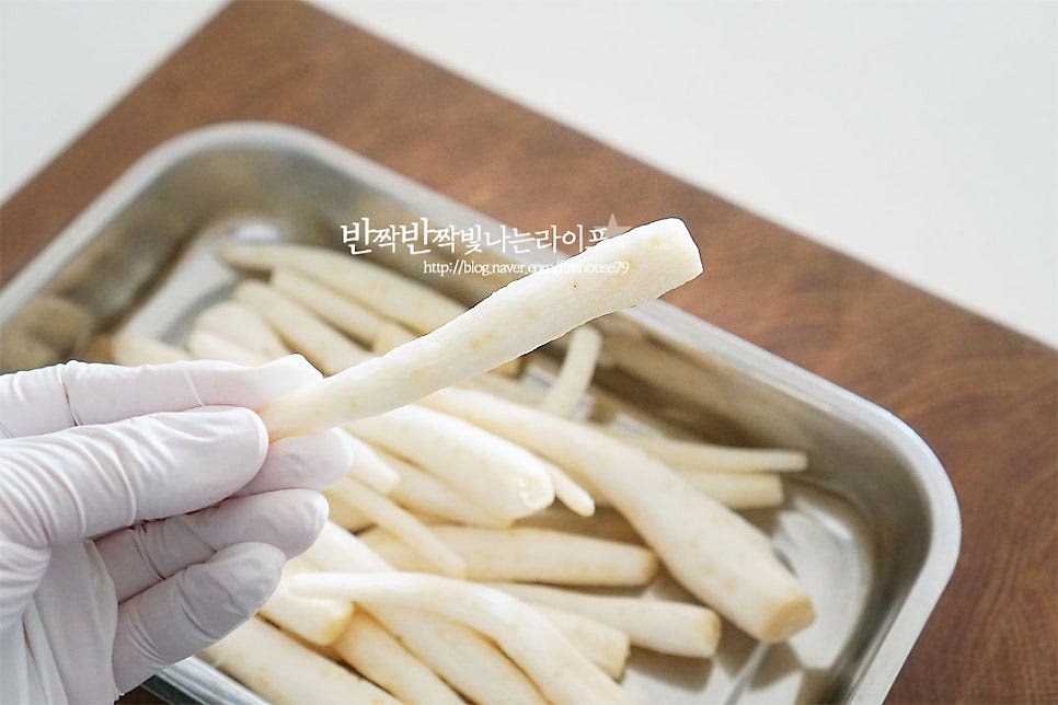 오늘은 요리하기 간편한 껍질을 벗긴 깐더덕 200g을 준비했습니다. 잠길 정도로 물에 담가 살짝 흔들어 세척한 뒤 물기를 제거해 줍니다. 자연산 같은 경우 쓴맛이 강한 편이지만 우리가 손쉽게 구할 수 있는 키운 것은 따로 쓴맛 제거 없이 그대로 먹어도 됩니다. 쓴맛이 강한 편이라면 소금물에 살짝 담갔다 씻어주면 됩니다.