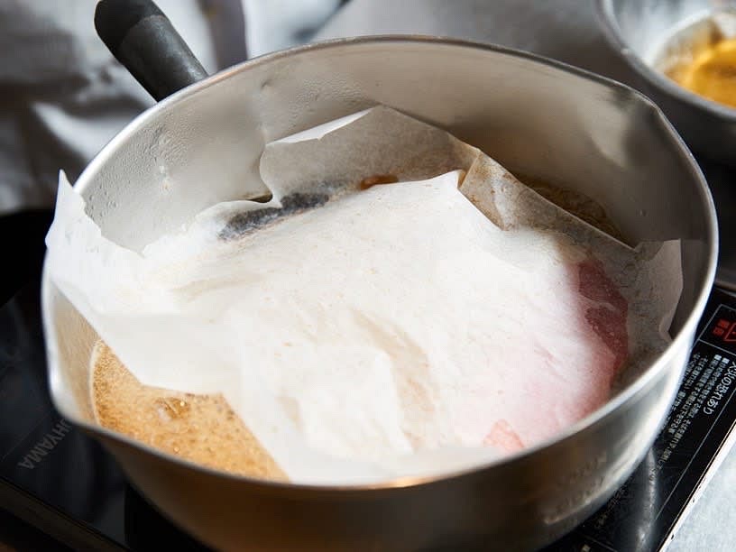 Cook the fish over a strong medium heat to allow the flavor to seep into the flesh. If you don't have a lid, you can use kitchen paper or aluminum foil instead."