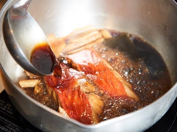 "Adding the ginger later will prevent it from becoming bitter. Like sake, it also has the effect of removing the fishy smell."