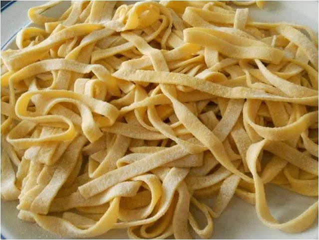 Una volta tagliate tutte le tagliatelle (se non sono abbastanza sottili, aprile una ad una e stendile), potrai cuocerle mettendole in acqua già bollente e cuocerle per circa 4/5 minuti!
Accompagna con un buon condimento, et voilà! Buon pranzetto!