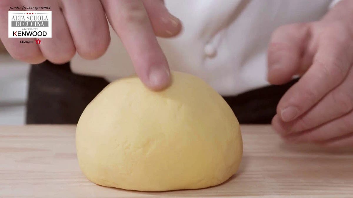 Una volta finito di impastare, avvolgere il panetto nella pellicola trasparente e lasciarlo riposare in frigorifero per 20/30 min.