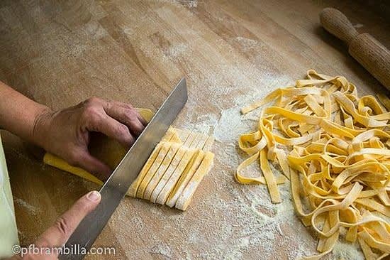 Una volta fatto questo, vai di coltello a tagliare pezzetti larghi approssimativamente quanto metà dito.