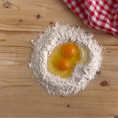 Aprire le uova e versarle dentro il buco appena creato.
Sbatterle con l'aiuto di una forchetta, mantenendole dentro il cerchio.