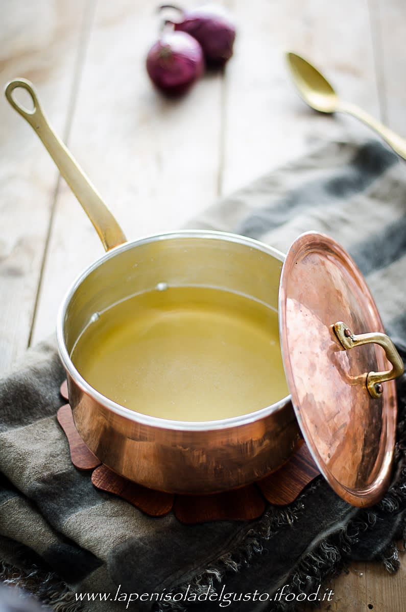 In un altro pentolino, scalda 200-300ml di acqua e, una volta portata a bollore, aggiungi il dado e mescola finché non è sciolto, formando un buon brodo.