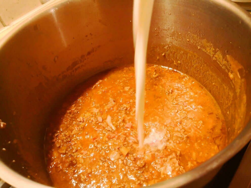 Se la carne si asciuga, aggiungi il brodo pian piano, facendo in modo che rimanga morbida.