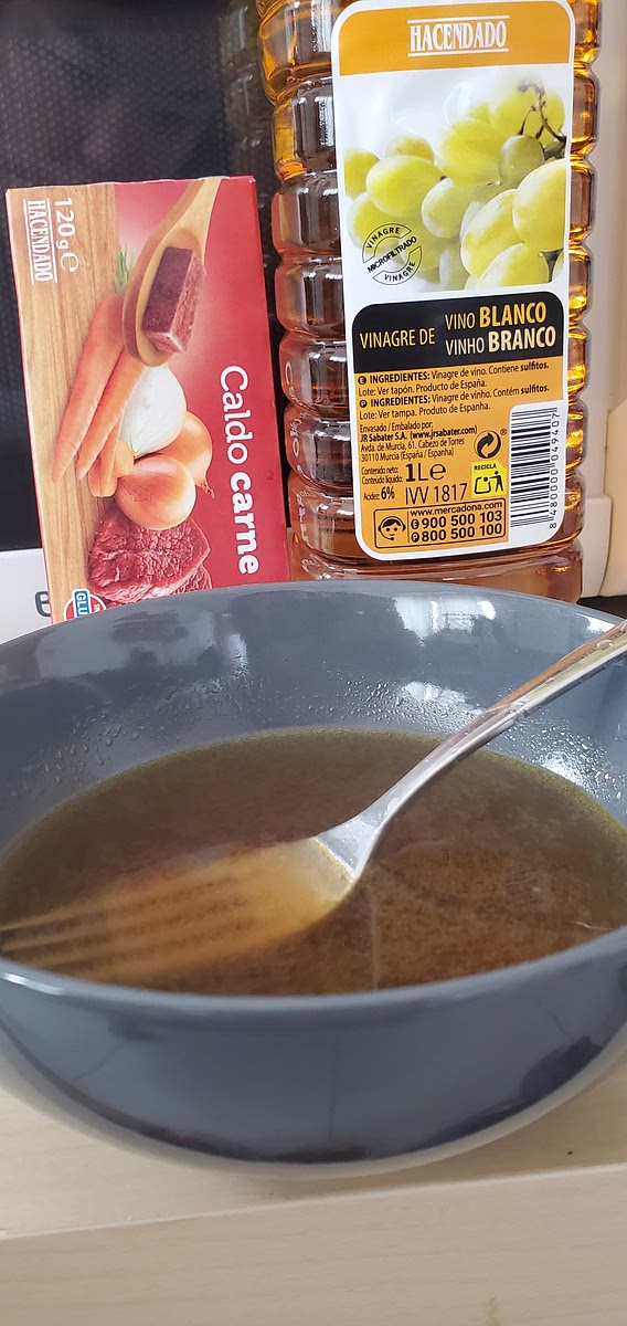 Salsa para freír: caldo de carne (1/3 del cubito), luego agua hasta la mitad del tazón (100ml) y calentar el agua (1 min.) en el microondas. Una vez calentado disolver el cubito de carne, hechar vinagre blanco (1 cuchara), salsa de ostión (2 cucharas) y cuando este tibio el agua, hechar maicena (1 cucharita)