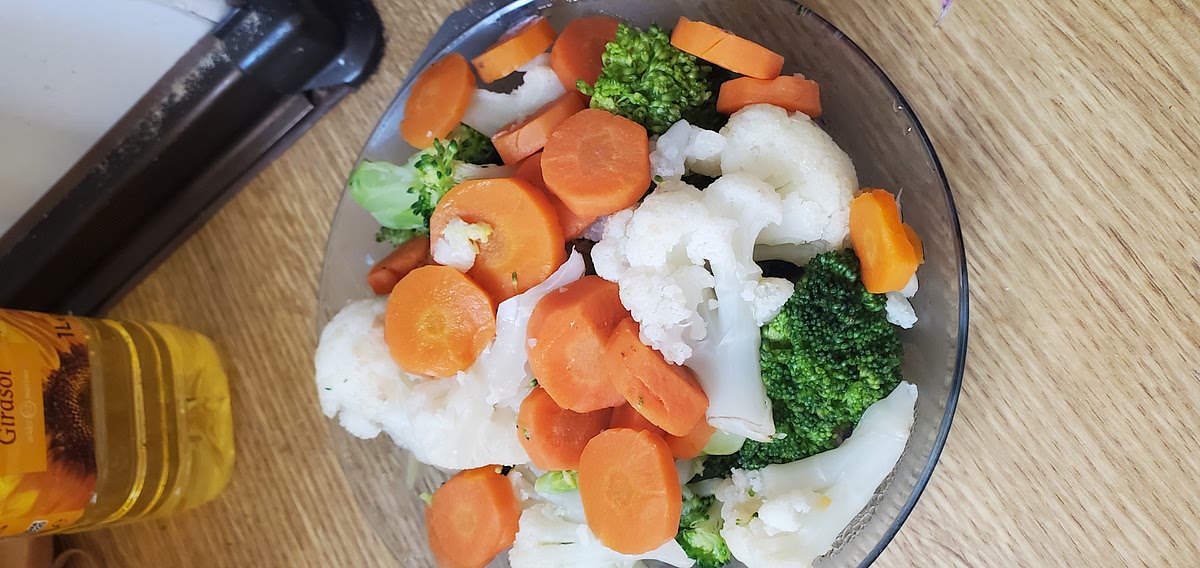 Hervir 4 minutos brócoli, 2 min. más para el coliflor y unos 4 más para la zanahoria. Luego retirar las verduras en un recipiente.