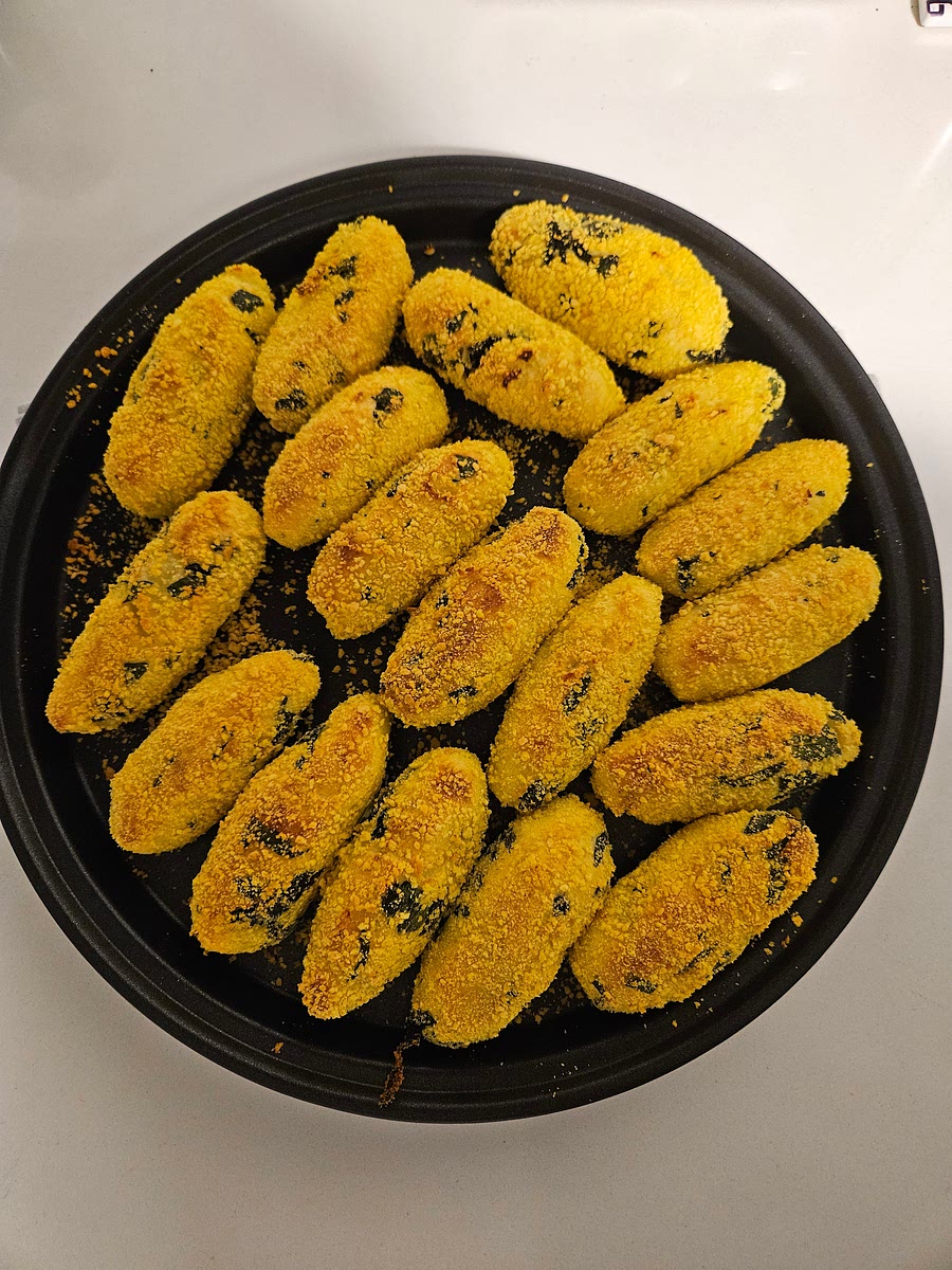 4️⃣Cottura Dorata e Leggera: Disponi le crocchette sul piatto doratore del microonde, attiva la funzione Air Fry, in circa 10-15 minuti saranno pronte per essere gustate.
Prova a servirle con una salsa allo yogurt e limone per un'esplosione di freschezza! E se ne avanzi qualcuna (improbabile!), puoi congelarle