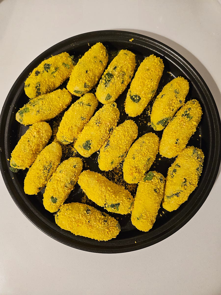 3️⃣ Modella le Crocchette: Con le mani forma delle crocchette dalla forma allungata. Spennellale con un velo d'olio e passale nel pangrattato per una panatura irresistibilmente croccante.