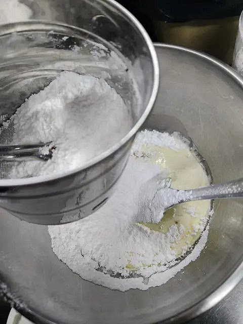 Con el mismo pote de la crema medir la cantidad de azúcar y tamizarla antes de mezclarla con los otros ingredientes.