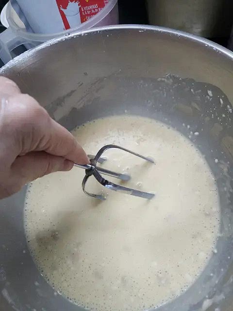 Mezclar todo bien con la espátula o un batidor para integrar todo mejor.