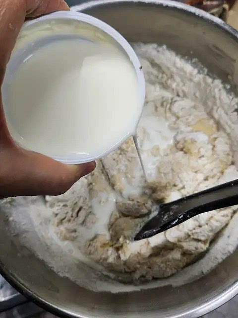 Tamizar el resto de la harina e incorporarla a la mezcla, luego volcar el segundo vasito de leche (o de agua según la preparación que se haya elegido hacer).