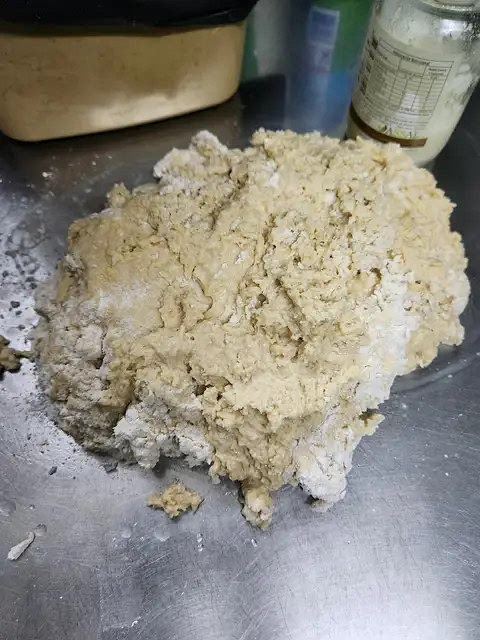 Mezclar en el bol y cuando ya está bastante integrada volcar la masa en la mesada para seguir amasando.