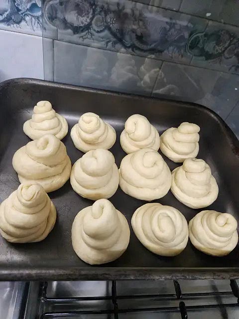 Los chorizos deben ser todos más o menos del mismo tamaño para que todos los pancitos queden de un tamaño parecido.