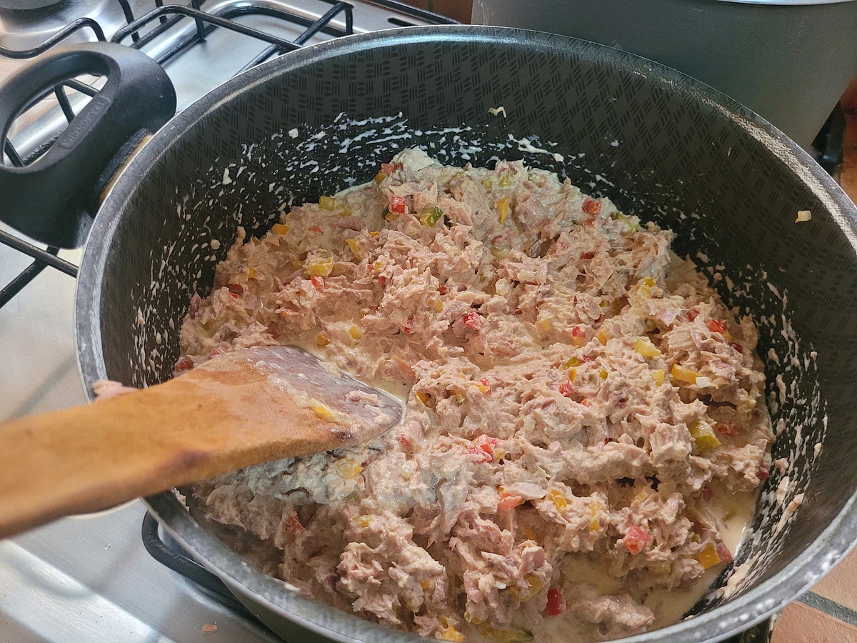 A la mezcla añadir la crema de leche y las claras de huevo batidas a punto nieve.