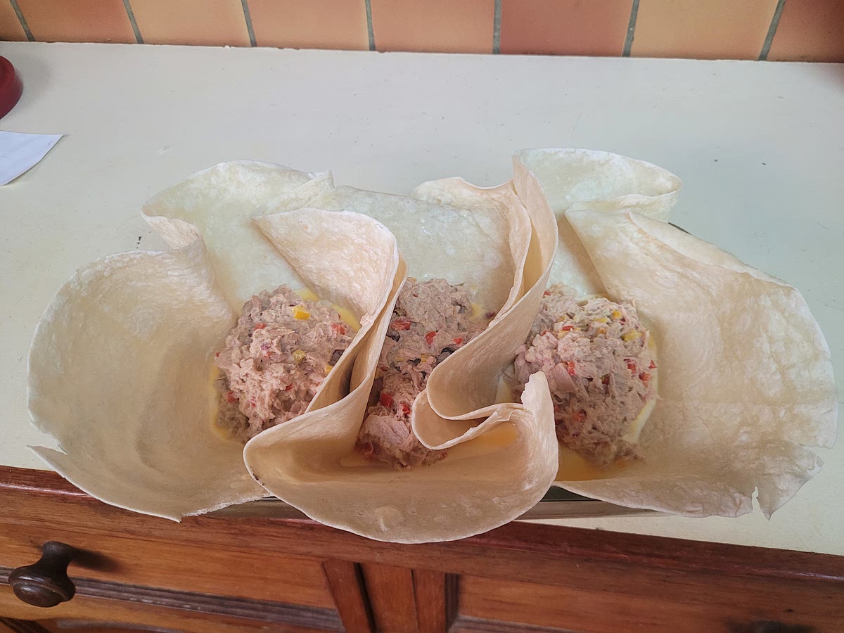 Integrar todo bien y acomodarlo en la masa, si se usará una masa base hay que acomodarla en la fuente para el horno y poner la mezcla como relleno, si se usarán tortillas hay que acomodarlas en la fuente para el horno en forma de canastas y rellenarlas con la mezcla.