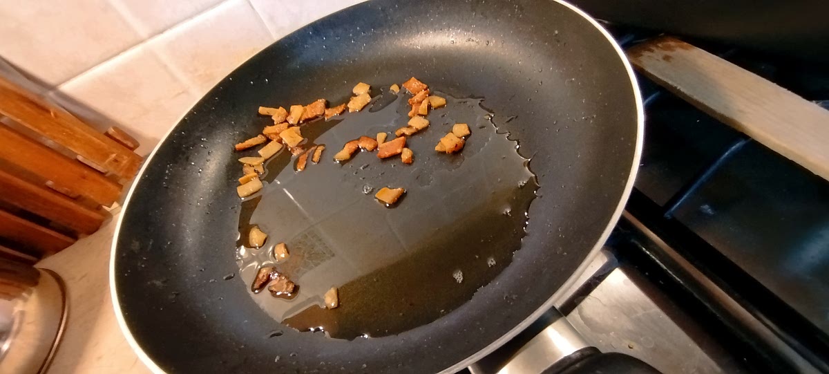 Prendere il guanciale e rosolarlo in padella