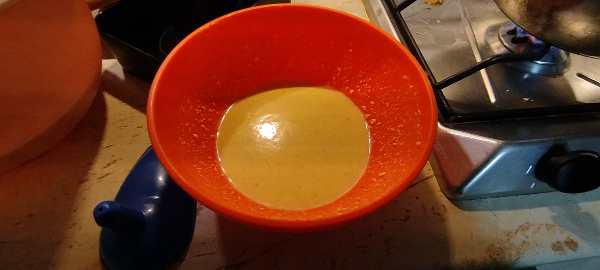 Preparare un miscuglio di tuorli, pecorino e pepe, ed intanto mettere su la pasta