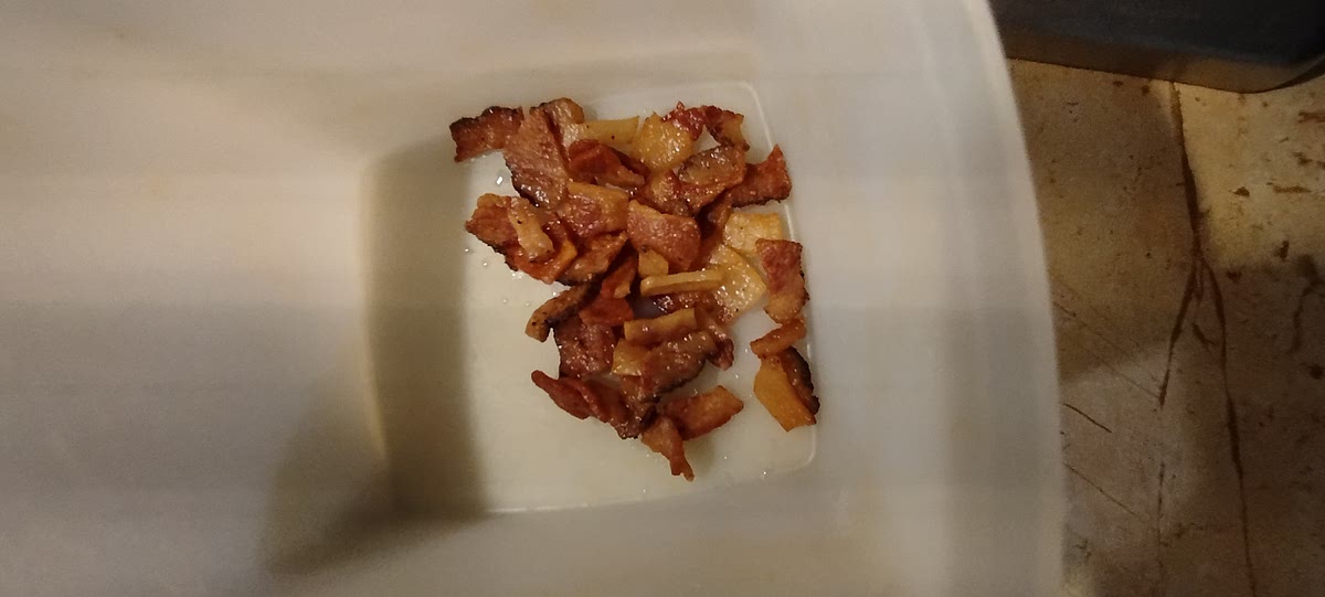 Scolare il guanciale lasciando in padella il grasso