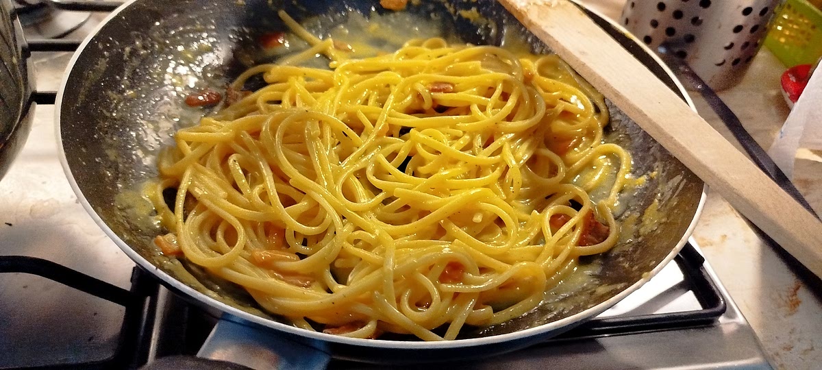 Mettere la pasta direttamente sul grasso, aggiungere la carbocrema ed infine il guanciale