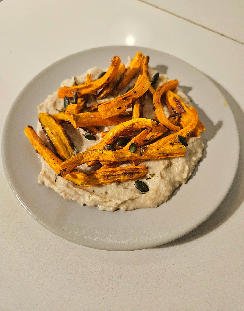 3️⃣ Impiattamento:
Adagia la crema di cannellini su un piatto.
Disponi sopra le carote caramellizzate.
Se vuoi, aggiungi qualche seme di zucca o un filo d’olio a crudo per completare.
Buon appetito!