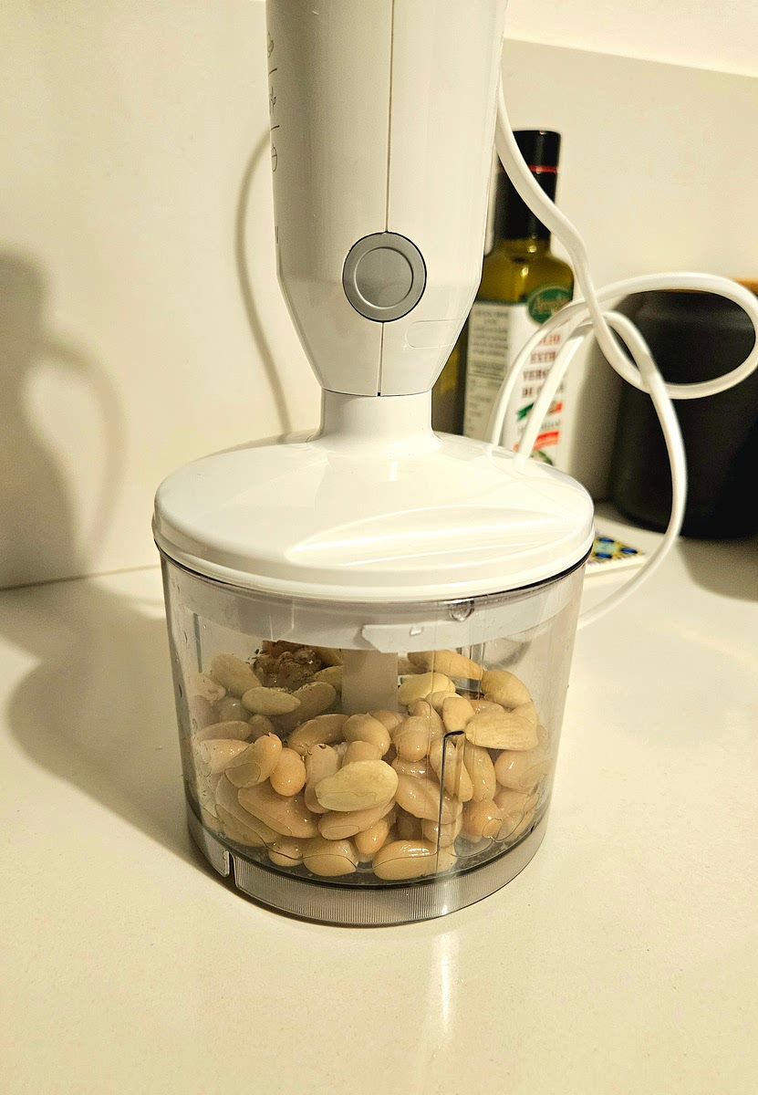 2️⃣ Preparazione della crema:
Sciacqua bene i cannellini sotto l’acqua corrente.
Frullali in un mixer con le mandorle, il succo di limone, un po’ d’acqua, un filo d’olio e pepe, fino a ottenere una crema liscia.