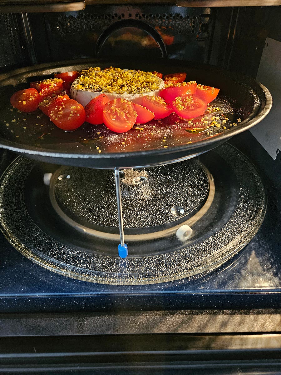 2️⃣ Cottura in microonde
Cuoci con la funzione grill per circa 4-5 minuti, finché il pangrattato non risulta dorato e il formaggio leggermente sciolto.
