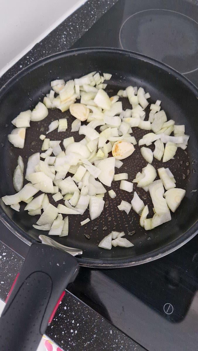 Faire revenir les oignons et l'ail dans l'huile d'olive