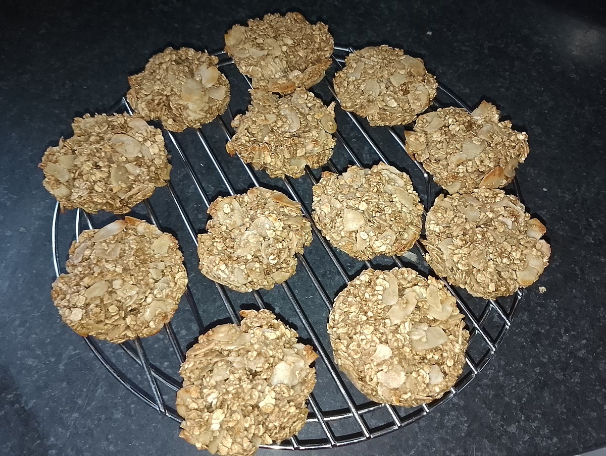 Lorsqu'ils sont cuits, les laisser refroidir sur une grille et profiter de ce temps d'attente pour faire fondre le chocolat noir au bain-marie.