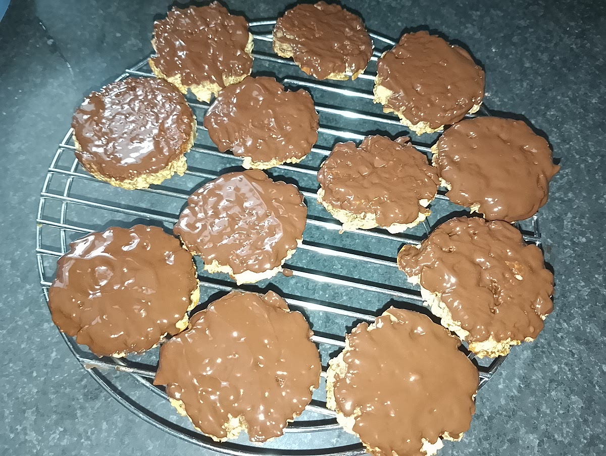 Tremper le dessous des biscuits dans le chocolat, puis les déposer sur la grille sur l'autre face. (Celle sans chocolat)