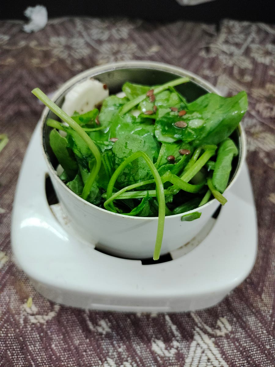 Put spinach, a banana, dates with the seed removed, flaxseed, and a little water in a blender.