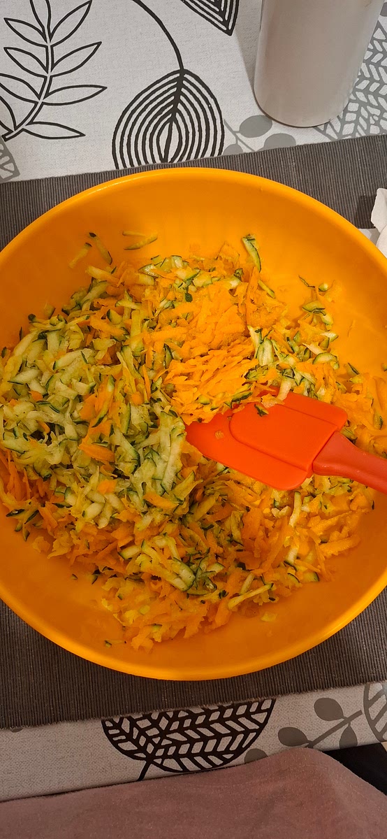 Metti tutte le verdure grattugiate con il sale e lascia riposare per 15 min, il tempo che le verdure rilascino la loro acqua che servirà a rendere croccante