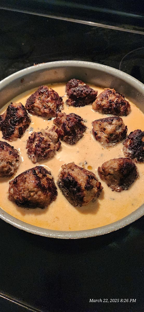 Return cooked meatballs to pan with gravy and cook an additional 15-20 minutes.