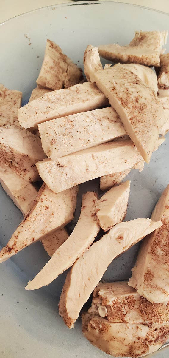 Retirar el pollo y cortas a tamaño al gusto