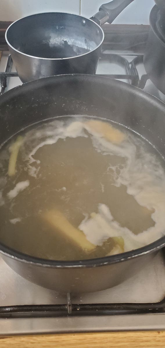 Agregar 1.2 litros de agua en una olla aparte. Del caldo que te sobró salado del pollo agregar todo. Así quedaría 1.5 litros aprox. de agua y agregar el kion y tallo de cebollita china. También el caldo de pollo en polvo (2 cucharas del polvo de pollo chino), espera que hierva y luego hervir por unos 20 min. Si los shitakes son secos, hechales desde el inicio también para que se hidraten
