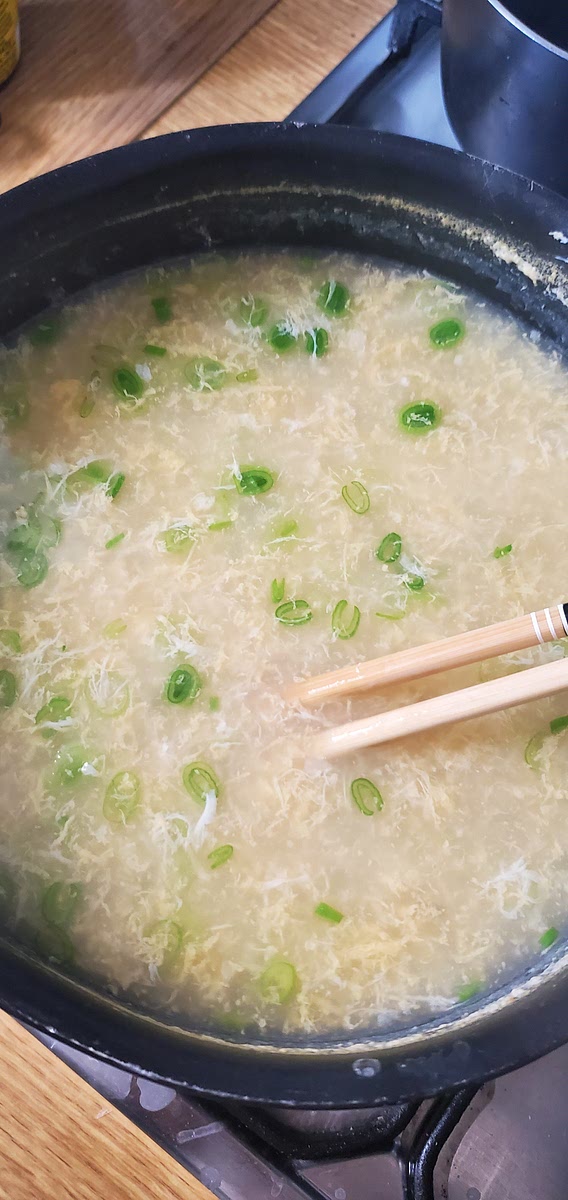 Retira el kion y tallos de cebollita china. Agrega 0.5 litros de agua si hace falta. Hecha de a pocos la clara mientras vas removiendo. (Mira de nuevo el tuyo que la última vez te salieron muy grandes) Luego la yema. Luego hechas la maicena para espesar y fideos. Puedes hecharlee los shitakes cortados. Finalmente le hechas la cebollita china cortada y los choclitos. El último toque, el aceite de sésamo y aceite picante chino. Pd:Me salió un poco salado como para comerlo solos (si no le hecho el 0.5 litros extra).