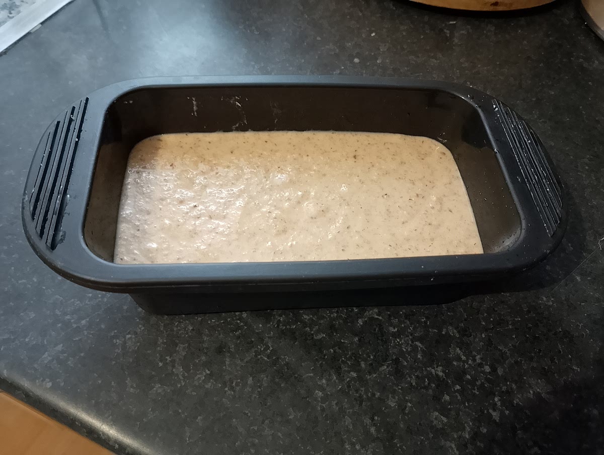 Verser la préparation dans un petit moule à cake beurré ou recouvert de papier cuisson ou encore mieux en silicone.