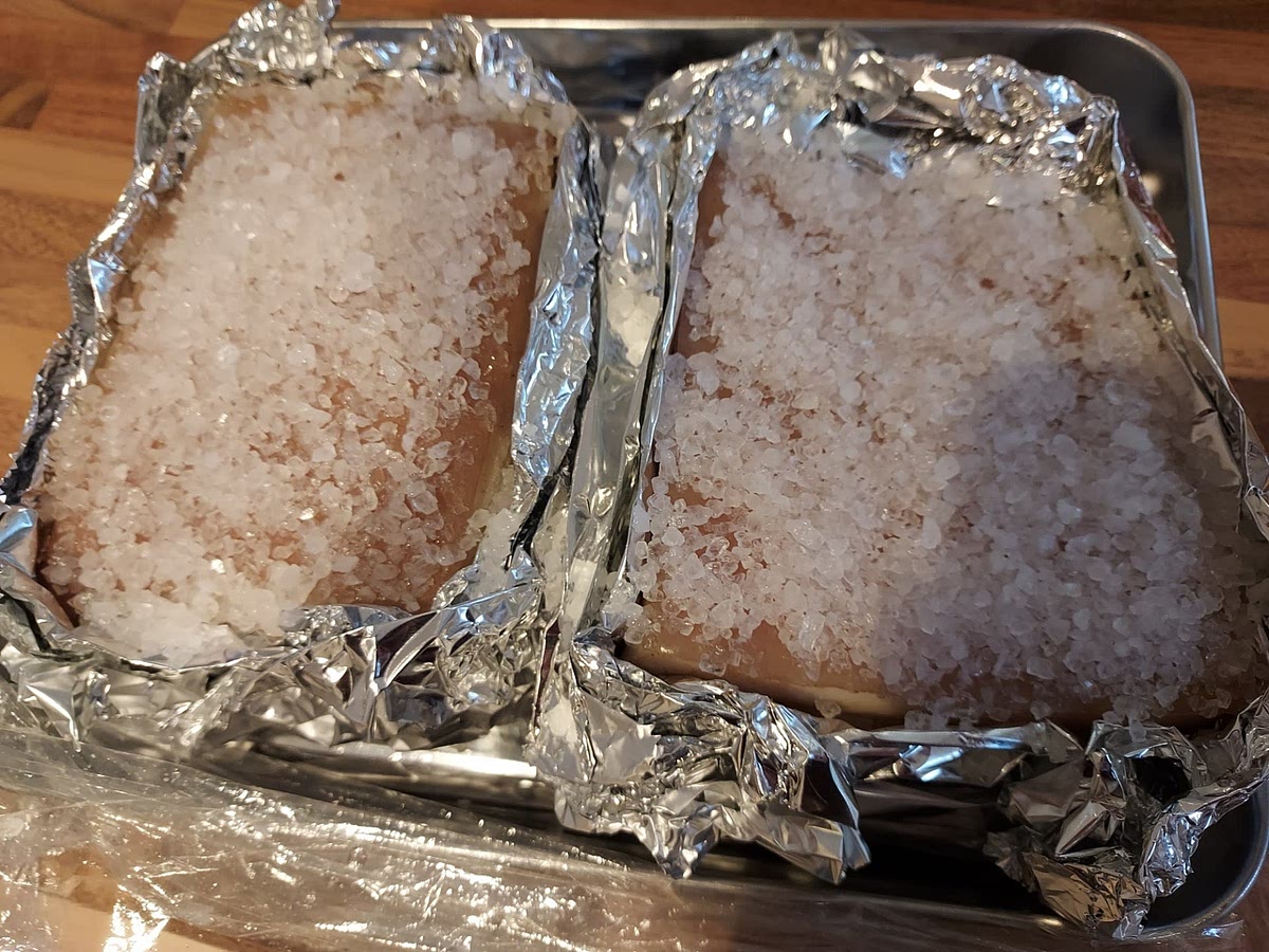 Cover the pork belly skin with coarse salt and put into fridge ro stay at room temperature for dehydration at 1 hours