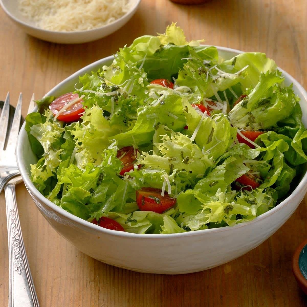 Assemble the salad – In a large bowl, toss romaine, cherry tomatoes, and Parmesan.