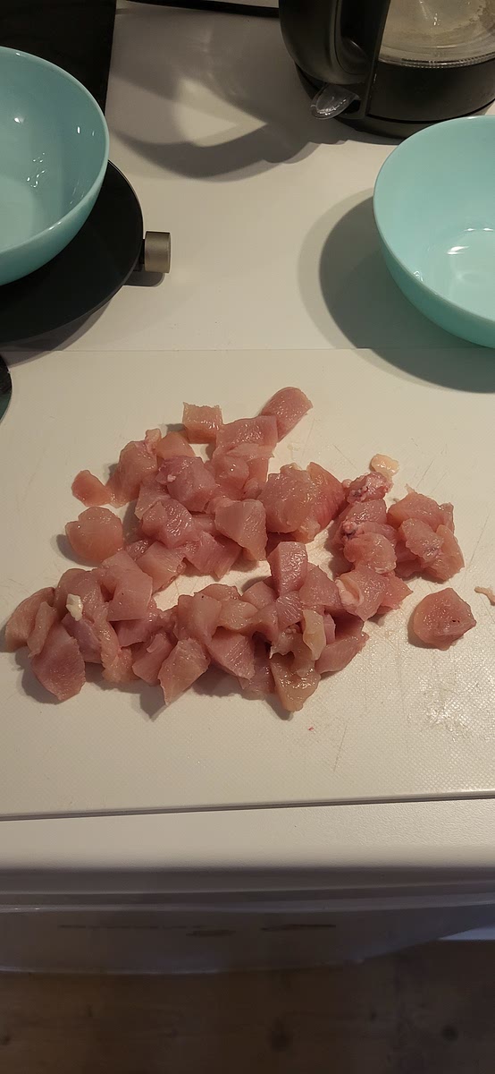 Couper le poulet en morceaux.