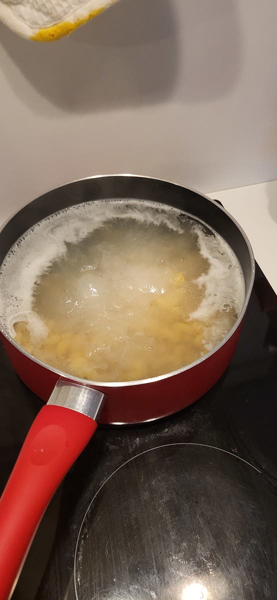 Cuire les pâtes dans de l’eau bouillante salée, les égoutter et réserver un peu d’eau de cuisson.